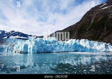 Alaska, États-Unis : vue rapprochée du glacier surprise dans le détroit de Prince William (golfe de l'Alaska) avec flotteurs de glace sur l'eau vue depuis le bateau Banque D'Images