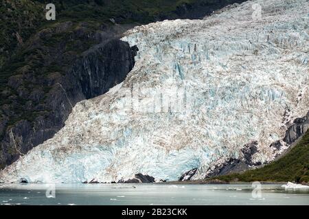 Alaska, États-Unis : gros plan du glacier du Prince William Sound avec des floes de glace et des réflexions sur l'eau Banque D'Images