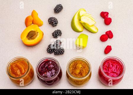 Assortiment de purée de fruits bio maison en bonne santé. Confiture, confiture, chutney ou sauce à base de baies dans un pot en verre. Concept de dessert sucré comme nourriture pour bébé. Banque D'Images