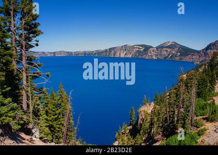 Oregon, États-Unis: Panorama du parc national de Crater Lake (Crater Lake est le lac le plus profond aux États-Unis et célèbre pour la couleur bleu foncé) Banque D'Images