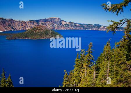 Oregon, États-Unis: Panorama du parc national de Crater Lake (Crater Lake est le lac le plus profond aux États-Unis et célèbre pour la couleur bleu foncé) Banque D'Images