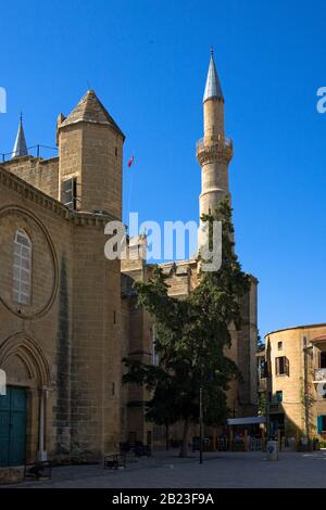 Selimiye Meydanı, Nicosie du Nord, Chypre turque, avec mosquée et minaret Banque D'Images