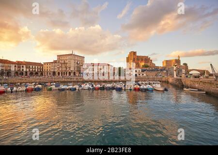 Castro Urdiales. Ancien port. Cantabrie, Espagne Banque D'Images