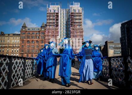 Les Rebelles bleus dirigent des centaines de personnes dans le défilé de Blue Wave, organisé par extinction Rebellion, à travers le centre-ville de Glasgow pour sensibiliser les dangers que Glasgow et le monde sont confrontés à des inondations causées par l'élévation du niveau de la mer et une augmentation des tempêtes. Banque D'Images