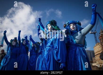 Les Rebelles bleus dirigent des centaines de personnes dans le défilé de Blue Wave, organisé par extinction Rebellion, à travers le centre-ville de Glasgow pour sensibiliser les dangers que Glasgow et le monde sont confrontés à des inondations causées par l'élévation du niveau de la mer et une augmentation des tempêtes. Banque D'Images