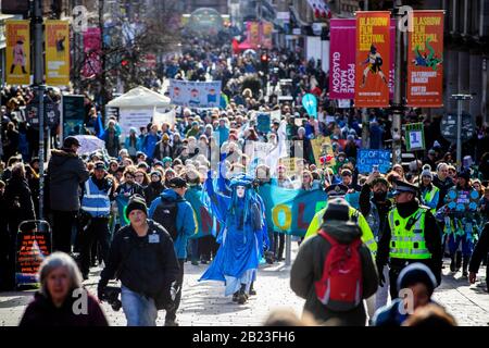 Les Rebelles bleus dirigent des centaines de personnes dans le défilé de Blue Wave, organisé par extinction Rebellion, à travers le centre-ville de Glasgow pour sensibiliser les dangers que Glasgow et le monde sont confrontés à des inondations causées par l'élévation du niveau de la mer et une augmentation des tempêtes. Banque D'Images