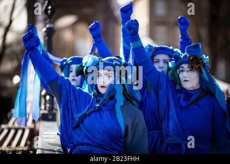 Les Rebelles bleus dirigent des centaines de personnes dans le défilé de Blue Wave, organisé par extinction Rebellion, à travers le centre-ville de Glasgow pour sensibiliser les dangers que Glasgow et le monde sont confrontés à des inondations causées par l'élévation du niveau de la mer et une augmentation des tempêtes. Banque D'Images