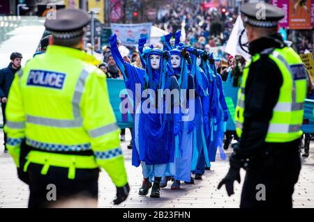 Les Rebelles bleus dirigent des centaines de personnes dans le défilé de Blue Wave, organisé par extinction Rebellion, à travers le centre-ville de Glasgow pour sensibiliser les dangers que Glasgow et le monde sont confrontés à des inondations causées par l'élévation du niveau de la mer et une augmentation des tempêtes. Banque D'Images