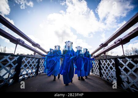 Les Rebelles bleus dirigent des centaines de personnes dans le défilé de Blue Wave, organisé par extinction Rebellion, à travers le centre-ville de Glasgow pour sensibiliser les dangers que Glasgow et le monde sont confrontés à des inondations causées par l'élévation du niveau de la mer et une augmentation des tempêtes. Banque D'Images