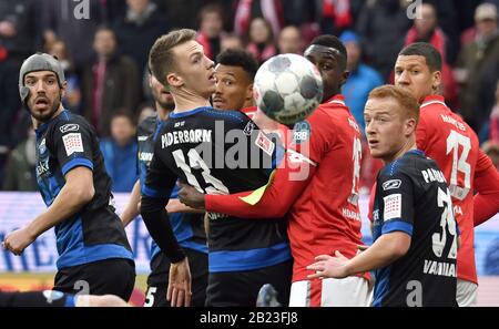 29 février 2020, Rhénanie-Palatinat, Mayence: Football: Bundesliga, FSV Mainz 05 - SC Paderborn 07, 24ème jour de jumelage dans l'Opel Arena. Moussa Niakhate de Mayence (3ème de droite) regarde la balle avec Sebastian Schonlau de Paderborn (2ème de gauche). Klaus Gjasula (l) et Sebastian Vasiliadis (2ème à droite) de Paderborn et Jeffrey Bruma de Mayence se tournent également vers la gauche. Photo: Torsten Silz/dpa - NOTE IMPORTANTE: Conformément aux règlements de la DFL Deutsche Fußball Liga et de la DFB Deutscher Fußball-Bund, il est interdit d'exploiter ou d'exploiter dans le stade et/ou du jeu ta Banque D'Images