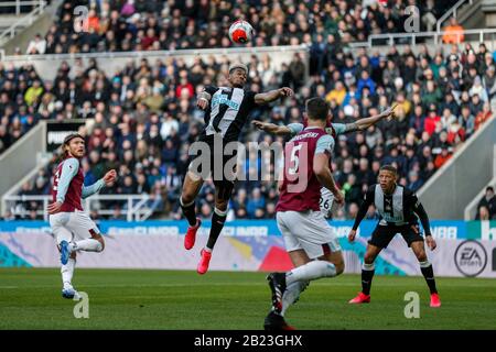 Newcastle UPON TYNE, ANGLETERRE - LE 29 FÉVRIER Joelinton (9) de Newcastle United dirige la balle lors du match de la Premier League entre Newcastle United et Burnley au St. James's Park, Newcastle, le samedi 29 février 2020. (Crédit: IAM Burn | MI News) la photographie ne peut être utilisée qu'à des fins de rédaction de journaux et/ou de magazines, licence requise à des fins commerciales crédit: Mi News & Sport /Alay Live News Banque D'Images