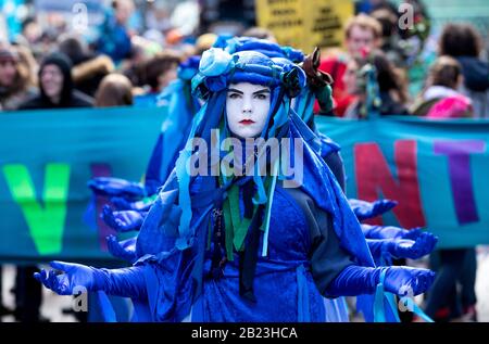 Les Rebelles bleus dirigent des centaines de personnes dans le défilé de Blue Wave, organisé par extinction Rebellion, à travers le centre-ville de Glasgow pour sensibiliser les dangers que Glasgow et le monde sont confrontés à des inondations causées par l'élévation du niveau de la mer et une augmentation des tempêtes. Banque D'Images