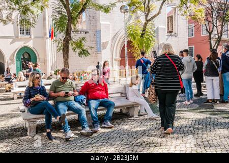 Largo do Carmo, une place publique populaire dans le quartier de Bairro Alto, pendant un matin d'hiver, à Lisbonne, Portugal Banque D'Images