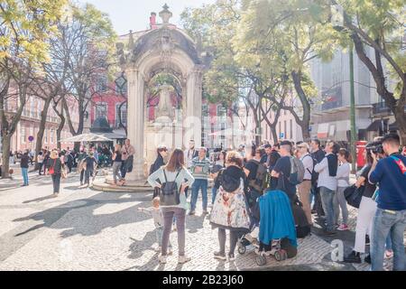 Largo do Carmo, une place publique populaire dans le quartier de Bairro Alto, pendant un matin d'hiver, à Lisbonne, Portugal Banque D'Images