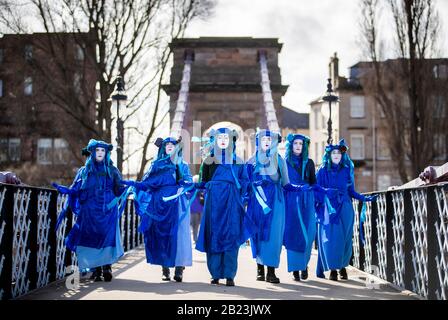 Les Rebelles bleus dirigent des centaines de personnes dans le défilé de Blue Wave, organisé par extinction Rebellion, à travers le centre-ville de Glasgow pour sensibiliser les dangers que Glasgow et le monde sont confrontés à des inondations causées par l'élévation du niveau de la mer et une augmentation des tempêtes. Photo PA. Date De L'Image: Samedi 29 Février 2020. Crédit photo devrait lire: Jane Barlow/PA Fil Banque D'Images