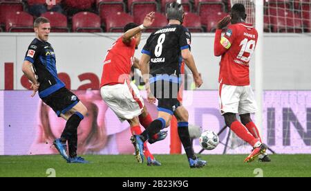 29 février 2020, Rhénanie-Palatinat, Mayence: Football: Bundesliga, FSV Mainz 05 - SC Paderborn 07, 24ème jour de jumelage dans l'Opel Arena. Robin Quaison de Mayence (2ème de gauche) obtient l'objectif de le faire 1-0. Dennis Srbeny (gauche) et Klaus Gjasula de Pderborn (3ème de gauche) ne peuvent intervenir, le Mayence Moussa Niakhaté se tient en arrière. Photo: Torsten Silz/dpa - NOTE IMPORTANTE: Conformément aux règlements de la DFL Deutsche Fußball Liga et de la DFB Deutscher Fußball-Bund, il est interdit d'exploiter ou d'exploiter dans le stade et/ou du jeu a pris des photos sous la forme de s Banque D'Images