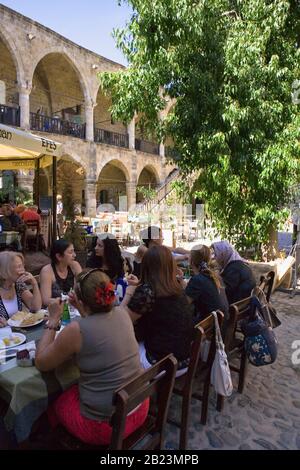 Mesdames lunching dans la cour de la Büyük Han, le célèbre Caravanserai sur Asmaalti Sokak, Nicosie du Nord Banque D'Images