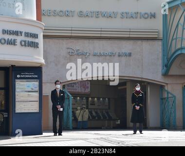 Urayasu, Japon. 29 février 2020. Le personnel se tient devant la station de la porte d'entrée du complexe à Urayasu, dans la préfecture de Chiba, au Japon, le samedi 29 février 2020. Tokyo Disneyland fermera temporairement ses portes jusqu'au 15 mars pour freiner la propagation de nouvelles infections de coronavirus à la demande du gouvernement. Photo de Keizo Mori/UPI crédit: UPI/Alay Live News Banque D'Images