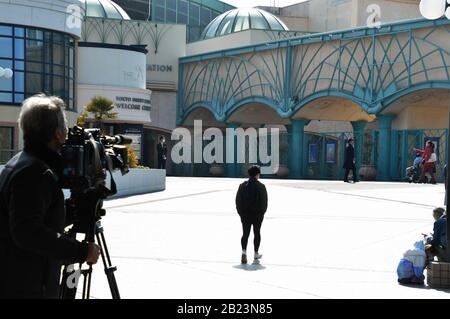 Urayasu, Japon. 29 février 2020. L'équipage de télévision filme une vidéo près de la station de la passerelle du Resort à Urayasu, dans la préfecture de Chiba, au Japon, le samedi 29 février 2020. Tokyo Disneyland fermera temporairement ses portes jusqu'au 15 mars pour freiner la propagation de nouvelles infections de coronavirus à la demande du gouvernement. Photo de Keizo Mori/UPI crédit: UPI/Alay Live News Banque D'Images