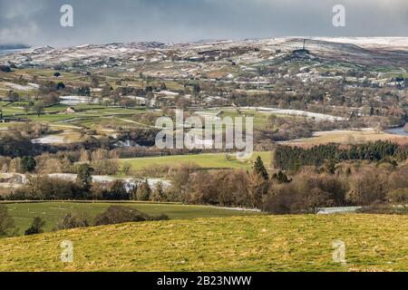 Teesdale et Lunedale fom Folly Top. Un patchwork intéressant créé par les restes de la forte chute de neige de la journée précédente. Banque D'Images