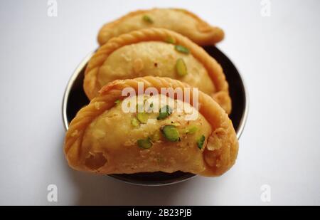 Savoureux plat indien doux Chandrakala signifiant Demi-lune est frite Dumpling mangé pendant le festival de Hali Banque D'Images