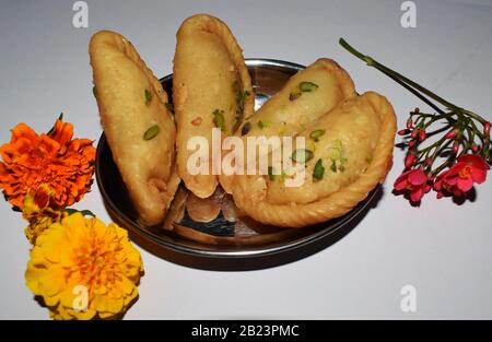 Savoureux plat indien doux Chandrakala signifiant Demi-lune est frite Dumpling mangé pendant le festival de Hali Banque D'Images