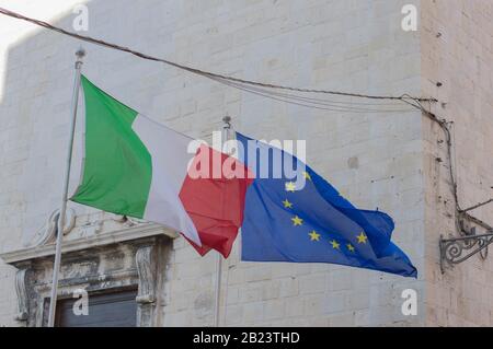 Drapeaux de l'Italie et de l'UE sur le vent Banque D'Images