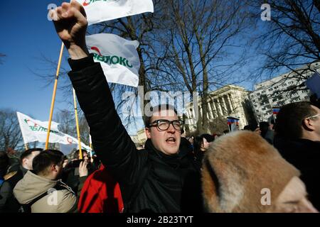 Saint-Pétersbourg, Russie. 29 février 2020. Un homme criant des slogans pendant le rallye anniversaire. Des centaines de personnes participent à un rassemblement commémoratif pour marquer le cinquième anniversaire de l'assassinat de Boris Nemtsov. Nemtsov a été un éminent critique de Poutine assassiné le 27 février 2015 à Moscou. Crédit: Sopa Images Limited/Alay Live News Banque D'Images