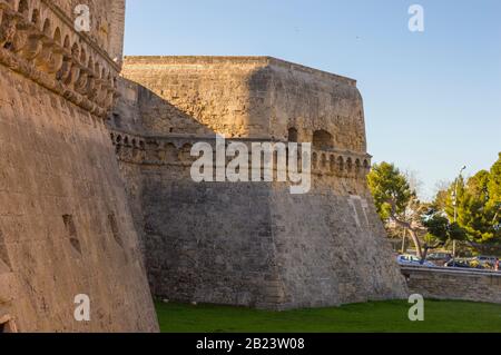 Bastions du château médiéval de Bari Banque D'Images