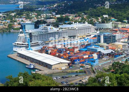 Castries, Sainte-Lucie - 23 novembre 2019. Le bateau de croisière Aida au port adjacent au port se débasa par une journée ensoleillée Banque D'Images