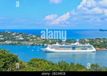 Castries, Sainte-Lucie - 23 novembre 2019. Serenade of the Seas amarré au port par une journée claire et lumineuse Banque D'Images