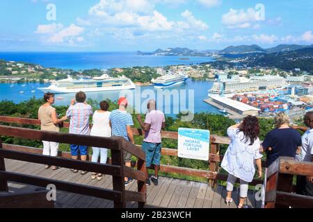 Castries, Sainte-Lucie - 23 novembre 2019. Chauffeur de taxi/voyagiste donnant aux retraités touristiques de bateau de croisière dans le port, des informations sur l'île Banque D'Images