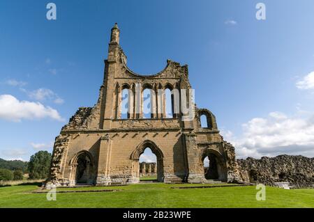 Les ruines de l'abbaye de Byland au bord de la partie sud du parc national des Maures de North York près de la ville de Thirsk dans le Yorkshire du Nord en Grande-Bretagne Banque D'Images