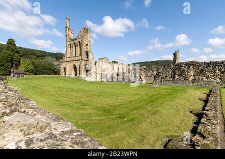 Les ruines de l'abbaye de Byland au bord de la partie sud du parc national des Maures de North York près de la ville de Thirsk dans le Yorkshire du Nord en Grande-Bretagne Banque D'Images