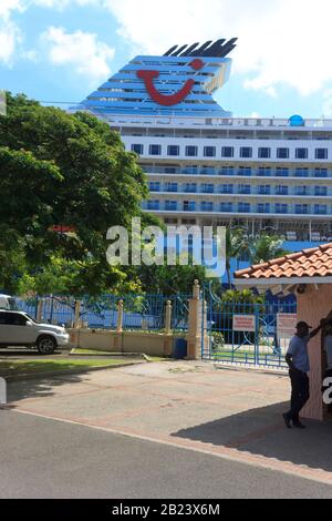 Castries, Sainte-Lucie - 23 novembre 2019. Les chauffeurs de taxi attendent patiemment des affaires des visiteurs qui débarquent de l'explorateur Marella II Banque D'Images