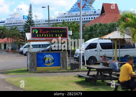 Castries, Sainte-Lucie - 23 novembre 2019. Touristes, salon, manger et boire et faire du shopping, en toile de fond l'explorateur Marella II Banque D'Images