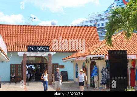 Castries, Sainte-Lucie - 23 novembre 2019. Les touristes du bateau de croisière marchent dans le couloir devant le magasin international Diamonds Banque D'Images