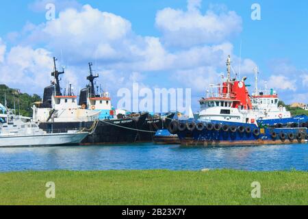 Castries, Sainte-Lucie - 23 novembre 2019. Deux remorqueurs amarrés en attendant l'arrivée ou le départ de navires au port Banque D'Images