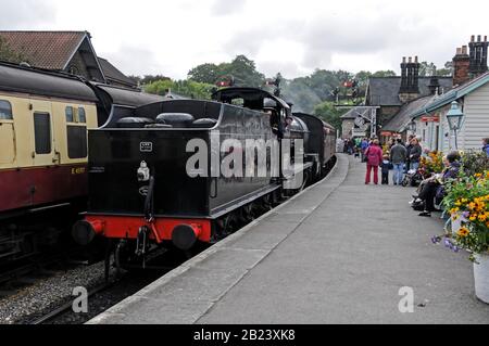 La locomotive à vapeur noire No:53809 tirant une flotte de voitures de passagers, arrivant à la gare de Grosmont sur le chemin de fer de North Yorkshire Moors, (N Banque D'Images