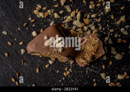 Chocolats belges au caramel maison sur fond sombre Banque D'Images