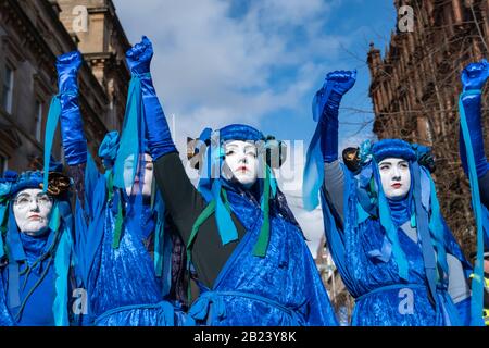 Glasgow, Écosse, Royaume-Uni. 29 février 2020. Les Rebelles bleus ont mené la manifestation de Blue Wave par le groupe de campagne environnementale extinction Rebellion (XR) qui a vu des militants vêtus de bleu et de vert représenter l'élévation du niveau de la mer et les inondations causées par l'augmentation des températures mondiales et le changement climatique. Crédit: Skully/Alay Live News Banque D'Images