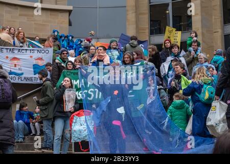 Glasgow, Écosse, Royaume-Uni. 29 février 2020. Une manifestation contre la vague bleue du groupe de campagne environnementale extinction Rebellion (XR) a vu des militants vêtus de bleu et de vert représenter la montée du niveau de la mer et les inondations causées par l'augmentation des températures mondiales et le changement climatique. Crédit: Skully/Alay Live News Banque D'Images