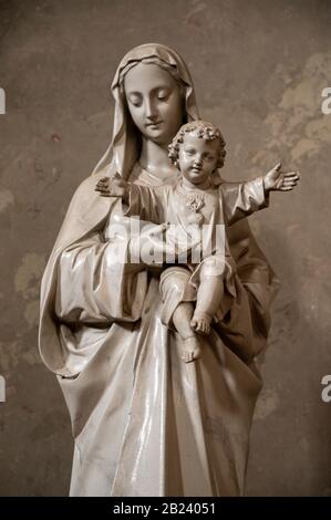 Statue de la Vierge Marie avec petit Jésus aux bras ouverts. Église de Saint Stephen à Pápa, Hongrie. Banque D'Images