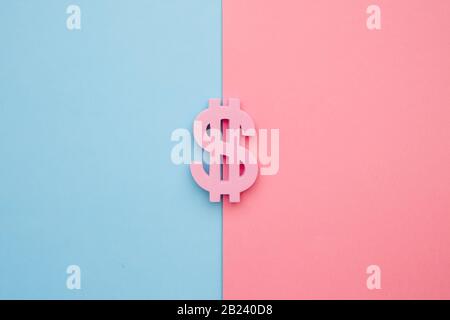 Symbole du dollar américain sur fond bleu et rose, vue de dessus plat minimale Banque D'Images