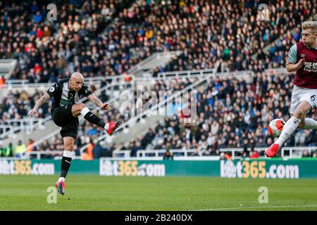 Newcastle UPON TYNE, ANGLETERRE - 29 FÉVRIER Jonjo Shelvey (8) de Newcastle United pousses à but, mais son effort est bloqué par Ben Mee (6) de Burnley lors du match de la Premier League entre Newcastle United et Burnley à St. James's Park, Newcastle, le samedi 29 février 2020. (Crédit: IAM Burn | MI News) la photographie ne peut être utilisée qu'à des fins de rédaction de journaux et/ou de magazines, licence requise à des fins commerciales crédit: Mi News & Sport /Alay Live News Banque D'Images