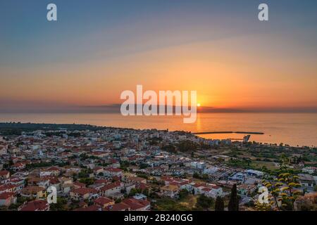 Vue à couper le souffle sur la pittoresque ville côtière de Kyparissia au coucher du soleil. Situé dans le nord-ouest de Messenia, Péloponnèse, Grèce, Europe. Banque D'Images