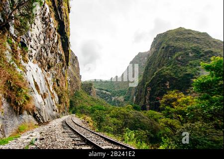 La voie ferrée traversant la jungle et la rivière Urubamba, reliant le village Machu Picchu à la station hydroélectrique Banque D'Images