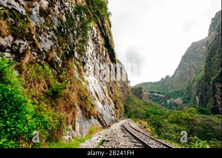 La voie ferrée traversant la jungle et la rivière Urubamba, reliant le village Machu Picchu à la station hydroélectrique Banque D'Images