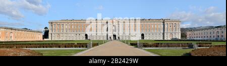 Reggia di Caserta (façade et jardin de l'entrée principale), site classé au patrimoine mondial de l'UNESCO - Campanie, Italie, Europe Banque D'Images