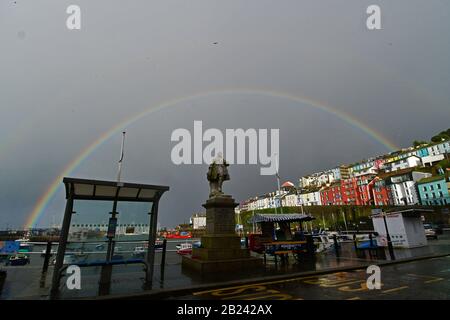 Météo britannique. Un arc-en-ciel magnifique sur la statue de William Prince of Orange. Port de Brixham à Devon Lors de grandes galates et de la pluie de Storm Jorge. Crédit Photo Robert Timoney/Alay/Live/News Banque D'Images